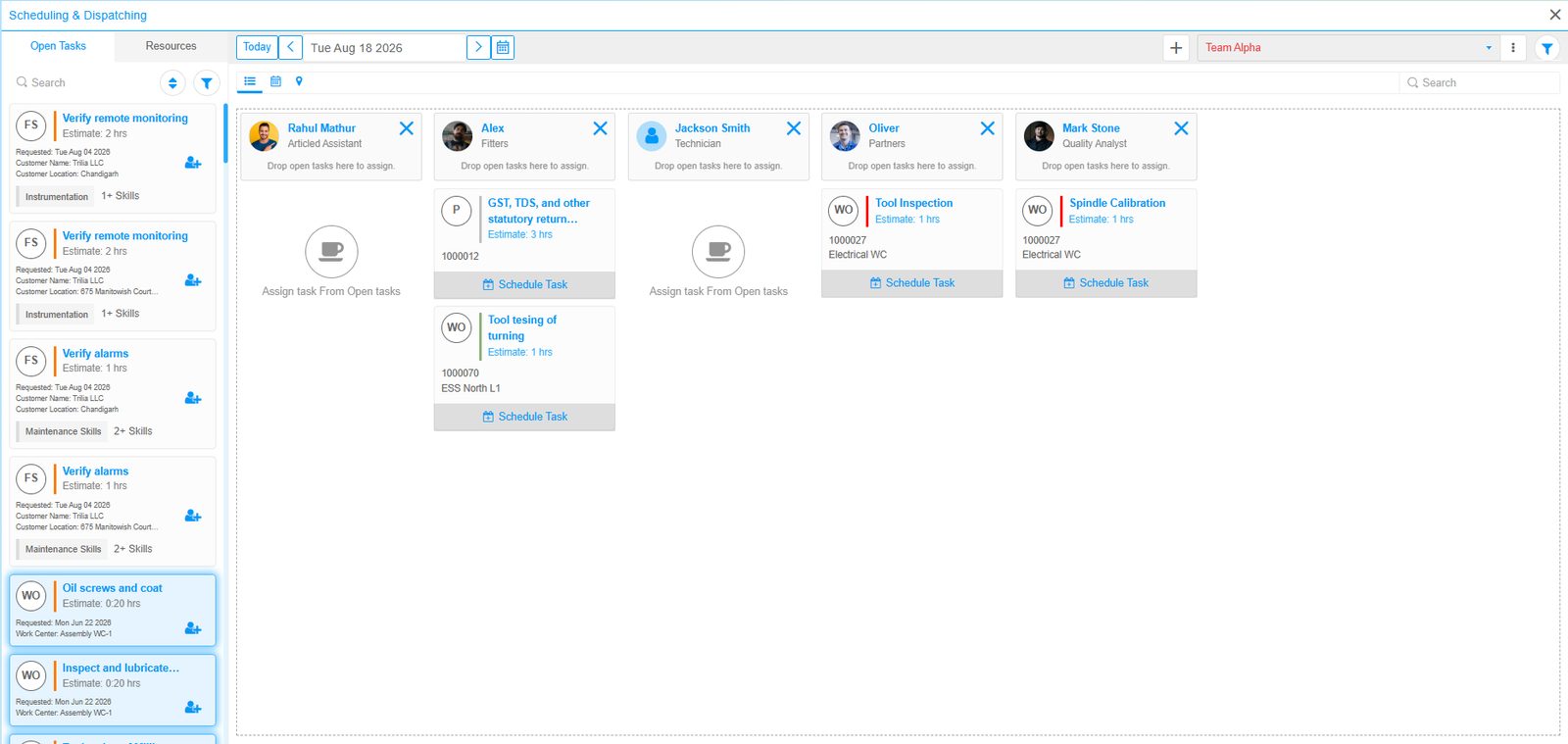 Onfinity scheduling and dispatching: open field service tasks with required skills and customer location on the left, technicians with assigned tasks on the right, for one day